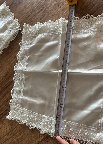 İşlemeli Beyaz Parlak Masa Örtüsü - Görsel 4