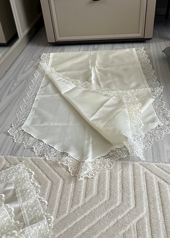 İşlemeli Beyaz Parlak Masa Örtüsü - Görsel 3