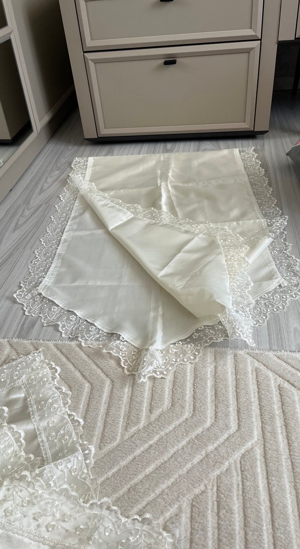 İşlemeli Beyaz Parlak Masa Örtüsü - Görsel 3