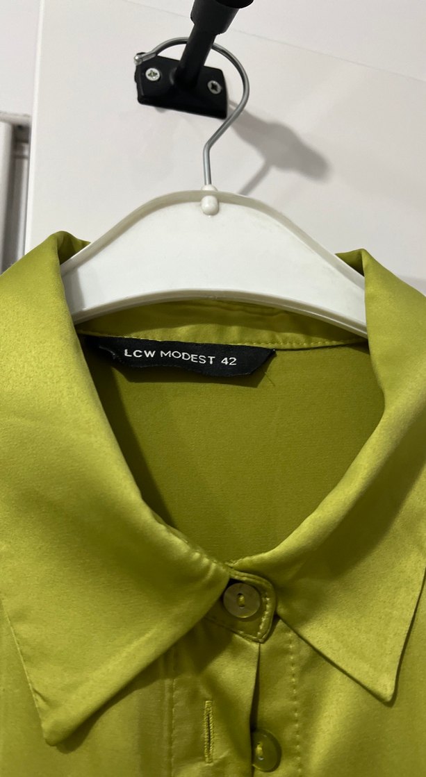 Düğmeli Yeşil Saten Kadın Gömlek - Görsel 3