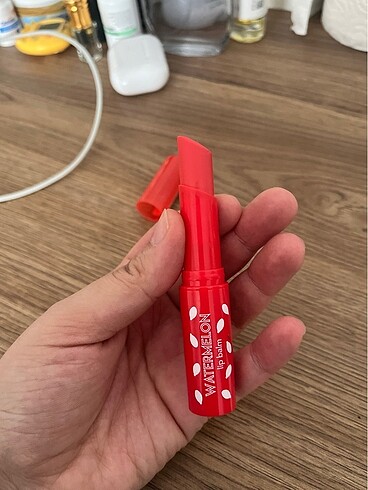 Beden kırmızı Renk flormar dudak bakım kremi