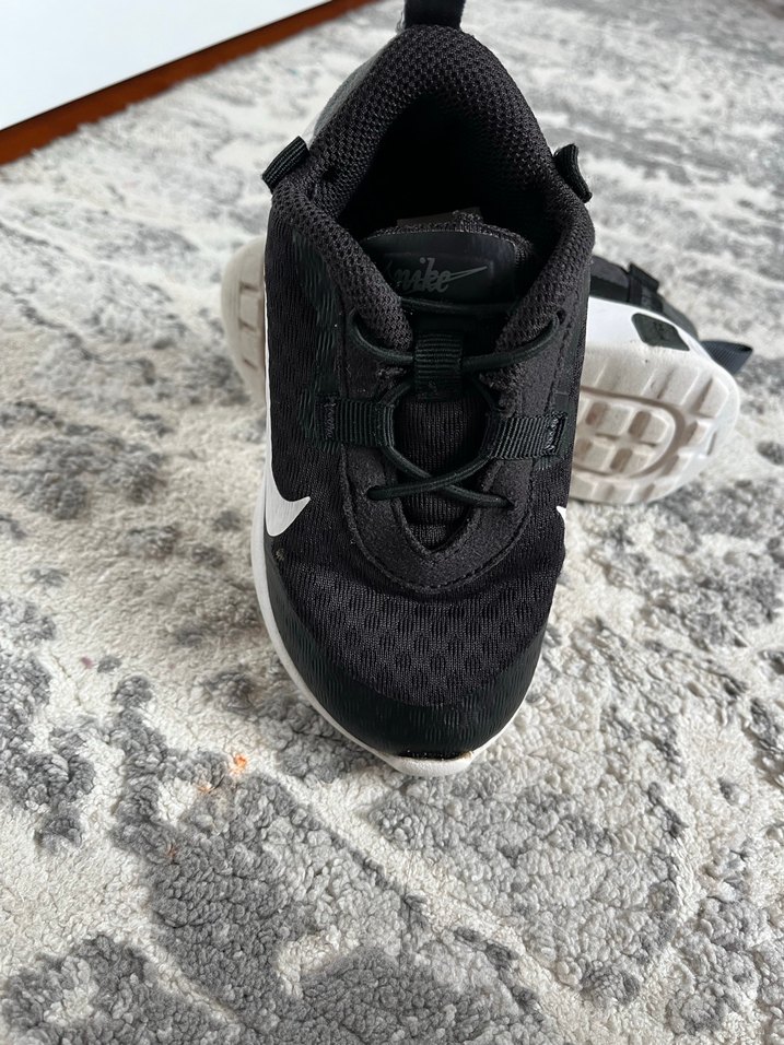 Siyah nike spor ayakkabısı - Görsel 2