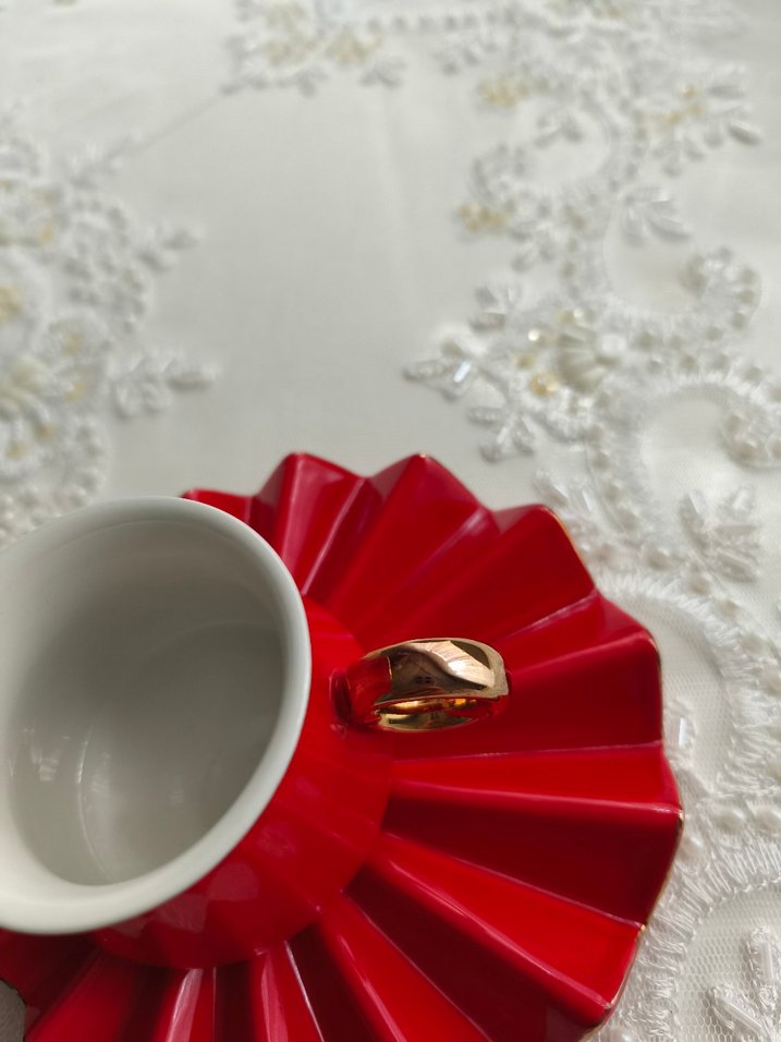 Kırmızı ve Siyah Fırfırlı Seramik Fincan Seti - Görsel 4