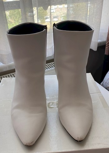 Beyaz Deri Stiletto Topuklu Kadın Bot