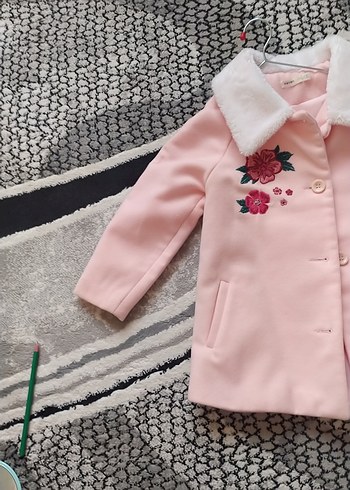 Düğmeli Pembe Nakışlı Kız Çocuk Kaban - Görsel 3
