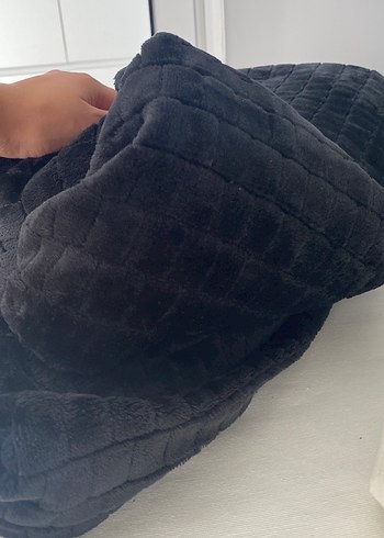 Siyah puffy battaniye - Görsel 7