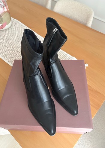 Kadın Siyah Deri Topuklu Bot - Görsel 3