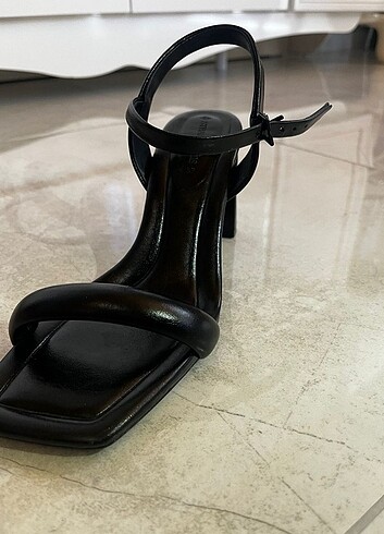 Stradivarius Tokalı bilek bantlı topuklu sandalet