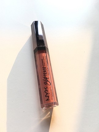 Nyx Likit Ruj Açık turuncumsu pembemsidir sadece denenmiştir