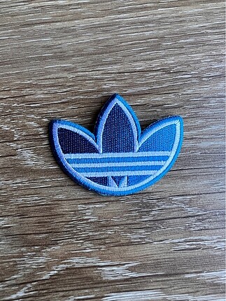 Adidas Patch Yama ütüyle yapışıyor