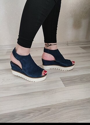  Elle hiç kullanılmamış dolgu topuk sandalet 