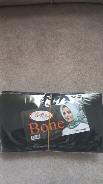 Düz topuzsuz bonedir 