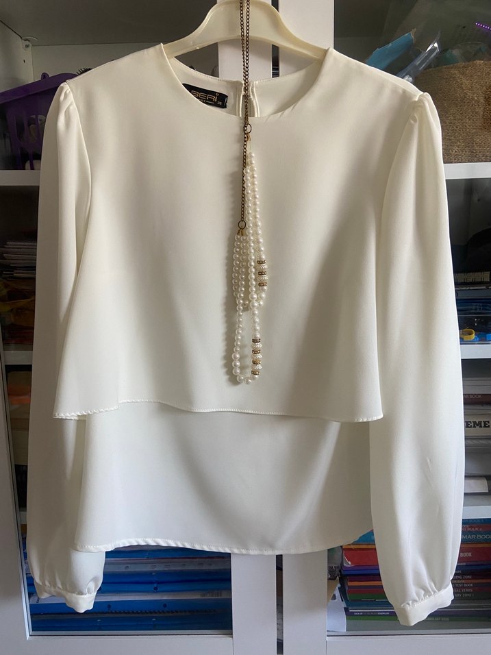 Zincir Detaylı Beyaz Bluz - Görsel 2