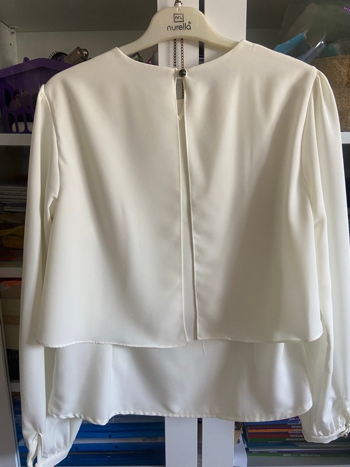 Zincir Detaylı Beyaz Bluz - Görsel 3