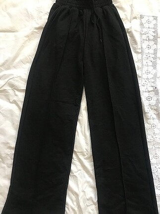 Çizgi detaylı beli lastikli siyah bol paça pantolon