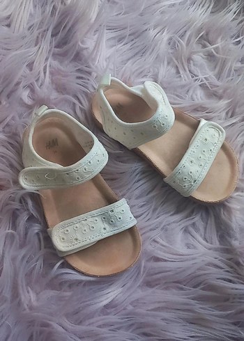 H&M Beyaz Nakışlı Kız Sandalet