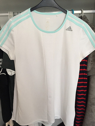 Adidas Adidas performans t-shirt orijinaldir.