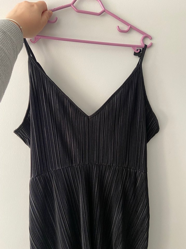 Siyah Piliseli Askılı Elbise - Görsel 5