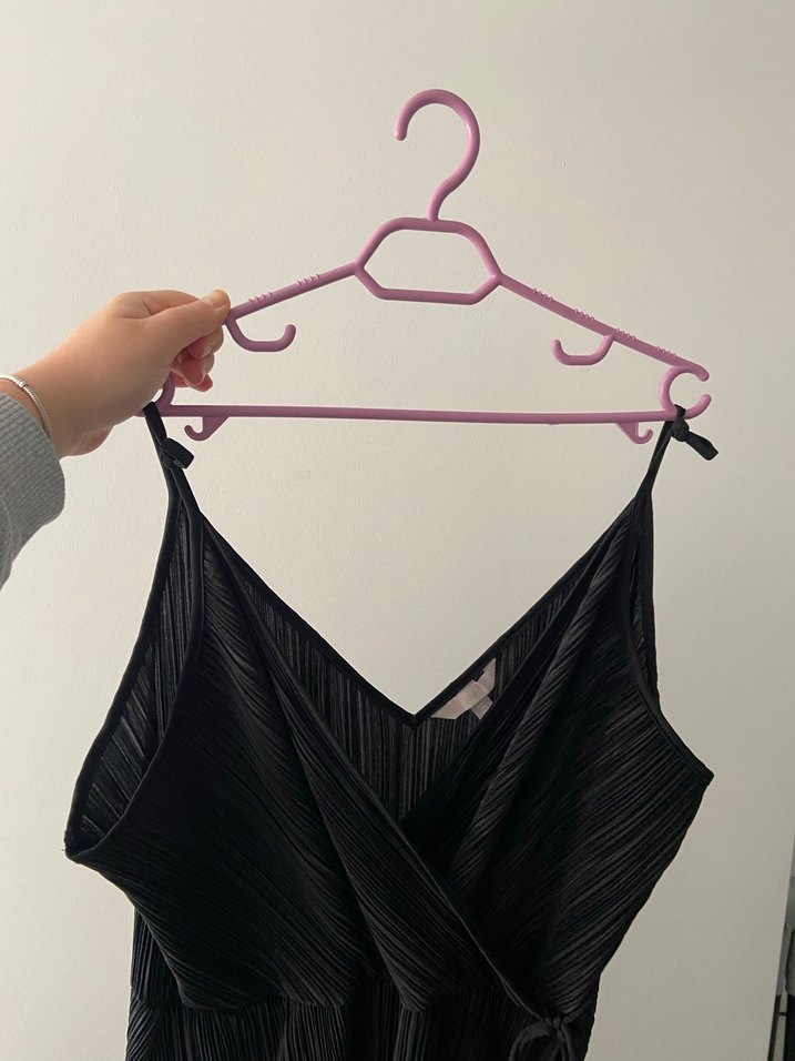 Siyah Piliseli Askılı Elbise - Görsel 4