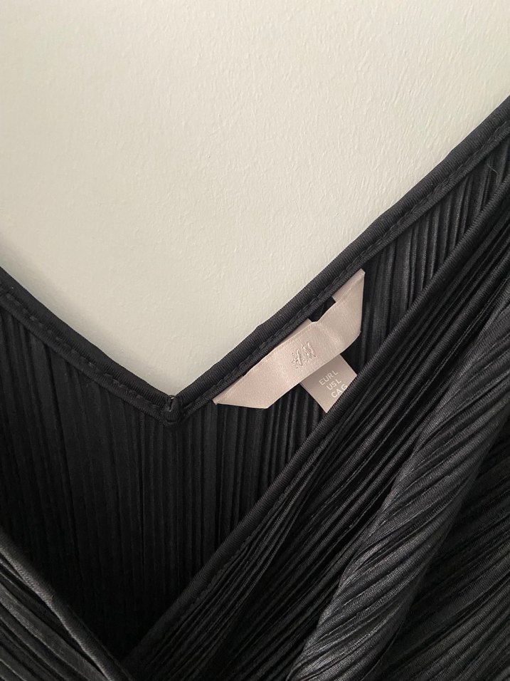 Siyah Piliseli Askılı Elbise - Görsel 3