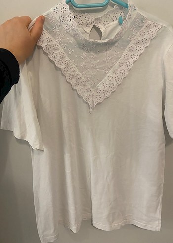 Dantel Detaylı Beyaz V Yaka Bluz - Görsel 2