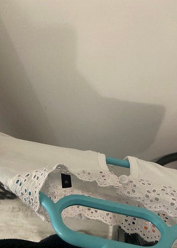 Dantel Detaylı Beyaz V Yaka Bluz - Görsel 3