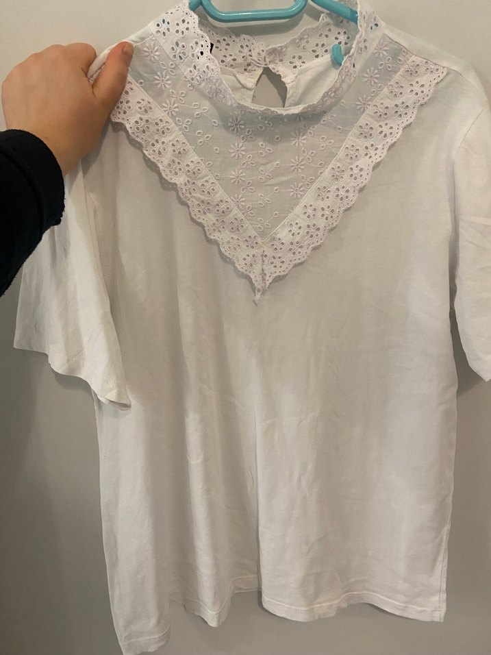 Dantel Detaylı Beyaz V Yaka Bluz - Görsel 2