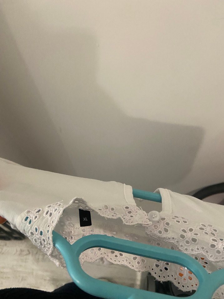 Dantel Detaylı Beyaz V Yaka Bluz - Görsel 3