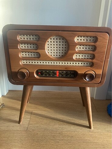 Ahşap radyo şeklinde sehpa