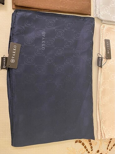 V desen monogram şal