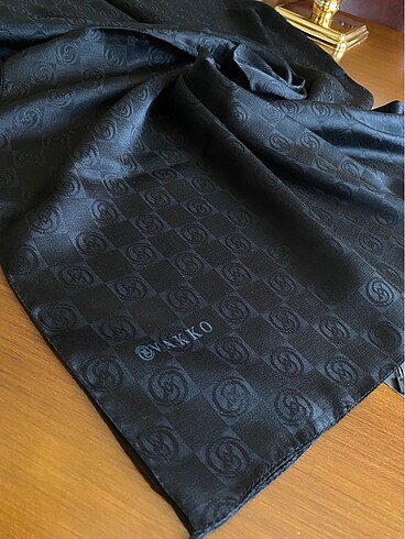 V desen monogram şal