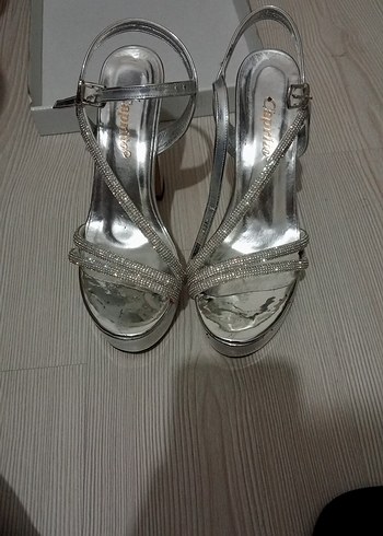 Diger Gri Yılan Desenli Kadın Abiye Ayakkabı