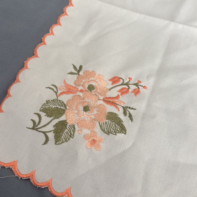 Nakışlı Beyaz Masa Örtüsü - Görsel 2