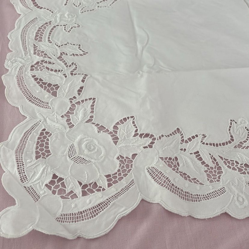 Nakışlı Beyaz Masa Örtüsü - Görsel 2