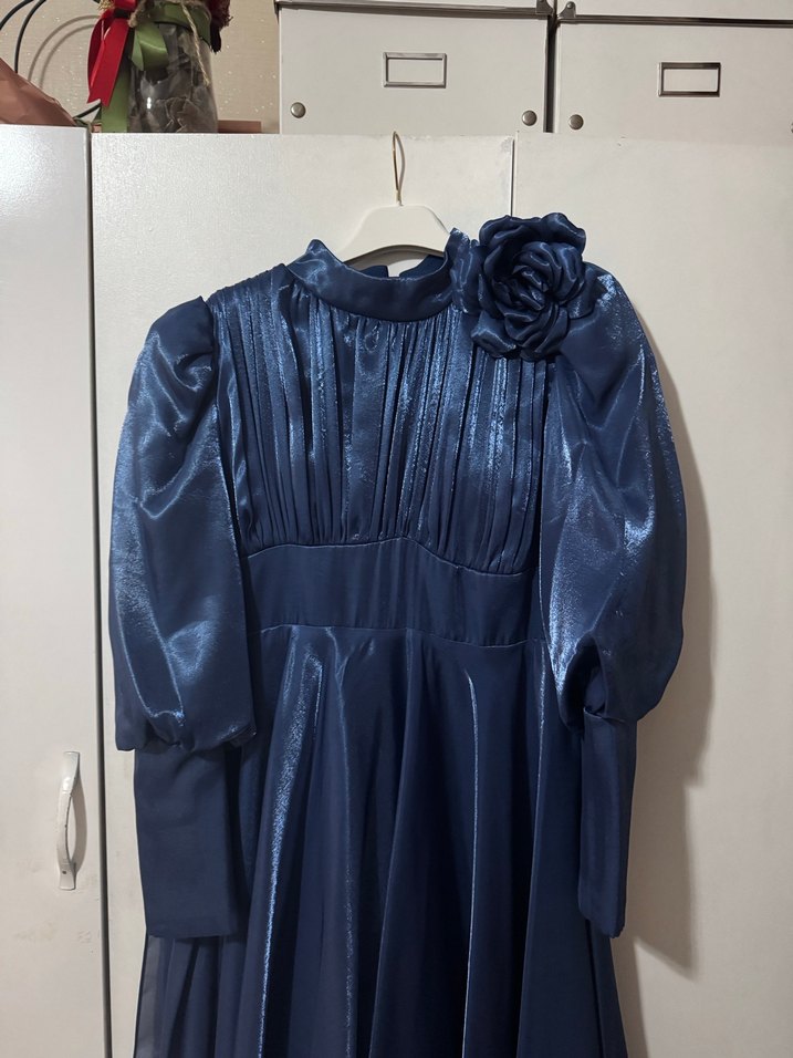 Uzun Kollu Yüksek Yakalı Mavi Abiye Elbise - Görsel 4