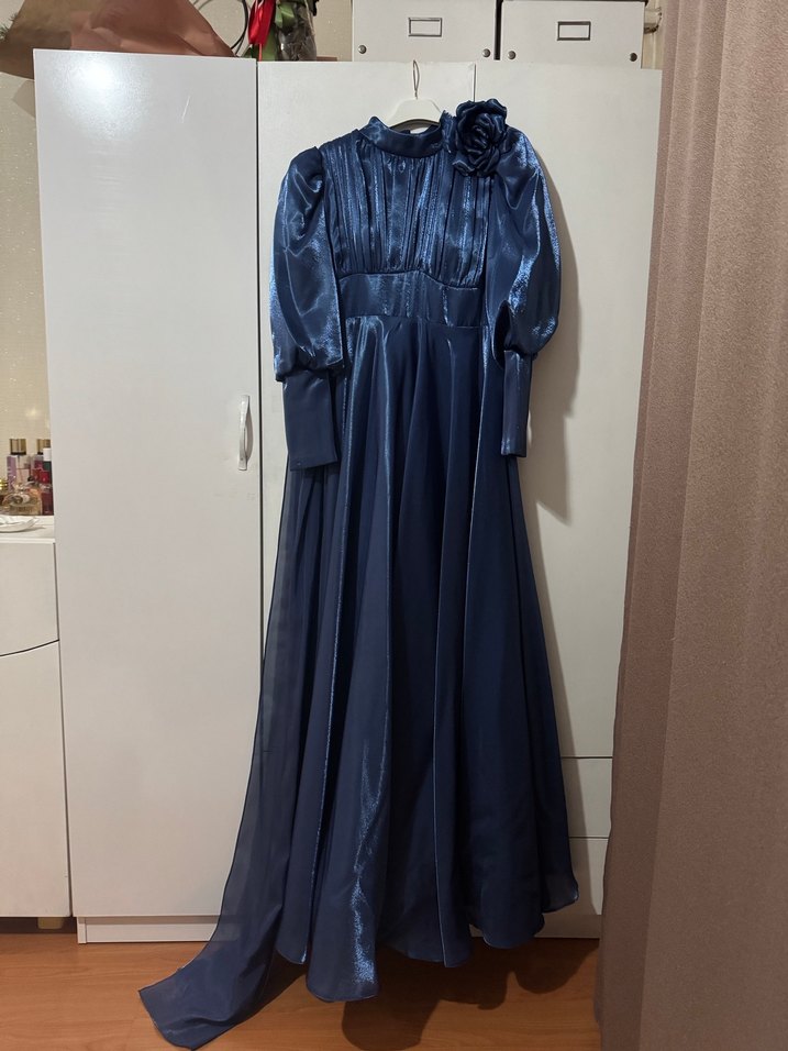 Uzun Kollu Yüksek Yakalı Mavi Abiye Elbise - Görsel 3