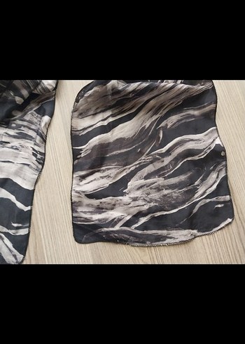 Gri Dökümlü Kadın İpek Fular - Görsel 3