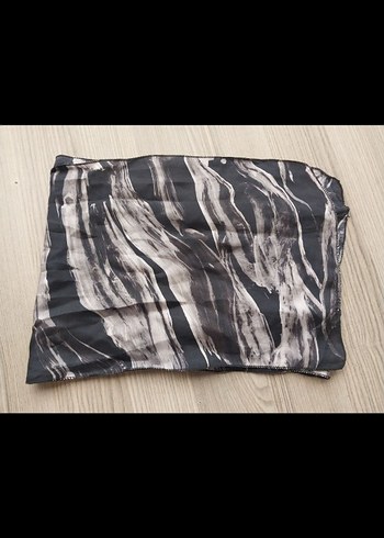 Gri Dökümlü Kadın İpek Fular - Görsel 4