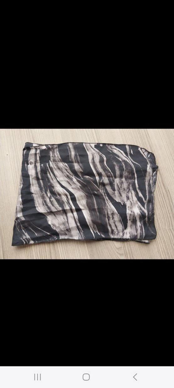 Gri Dökümlü Kadın İpek Fular - Görsel 4