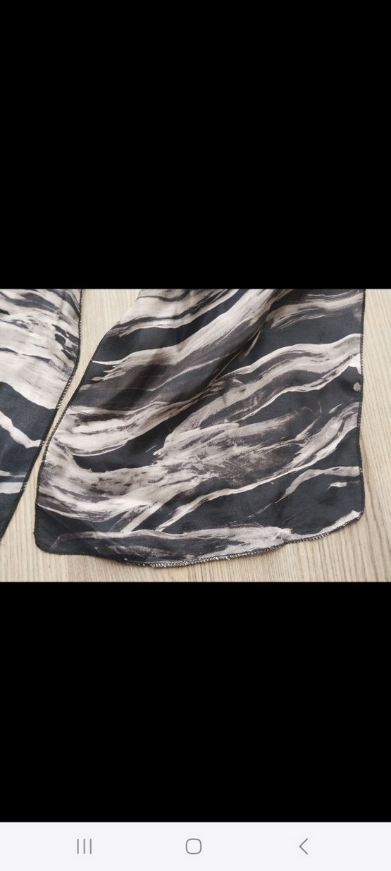 Gri Dökümlü Kadın İpek Fular - Görsel 2