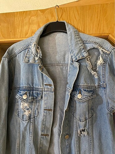 Bershka Yırtık detaylı kot ceket