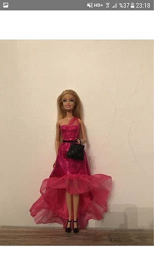 Barbie ve 1 çift kırmızı ayakkabı