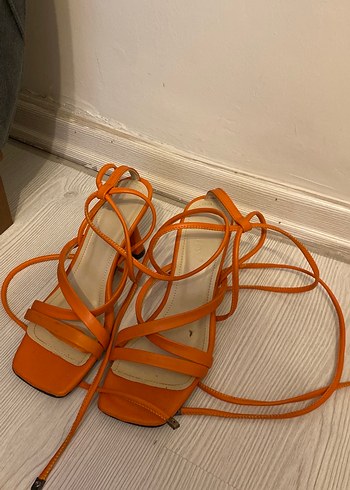 Turuncu ipli topuklu ayakkabı