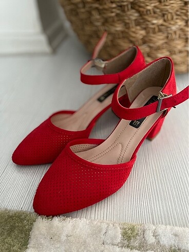 Kırmızı yüksek ayakkabı