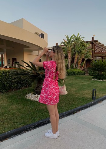 Pembe sırt detaylı mini elbise