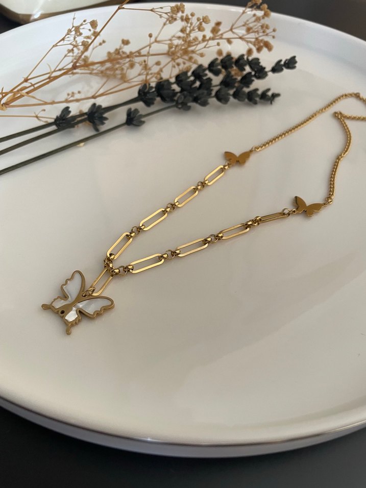 Uzun Zincir Detaylı Altın Renk Kelebek Kolye - Görsel 2