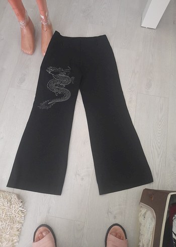 Pul Detaylı Siyah Yılan Desenli Geniş Paça Pantolon