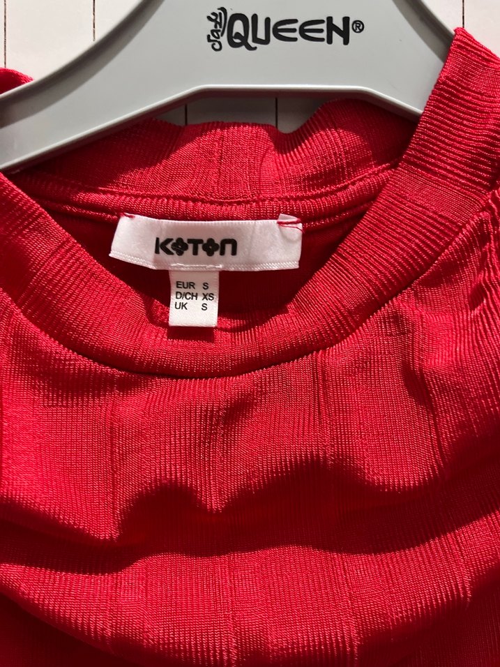 Koton Kısa Kollu Kırmızı Pliseli Mini Kadın Bluz - Görsel 2