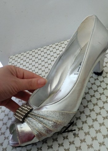 Gri Metalik Tokalı Kadın Topuklu Ayakkabı - Görsel 2