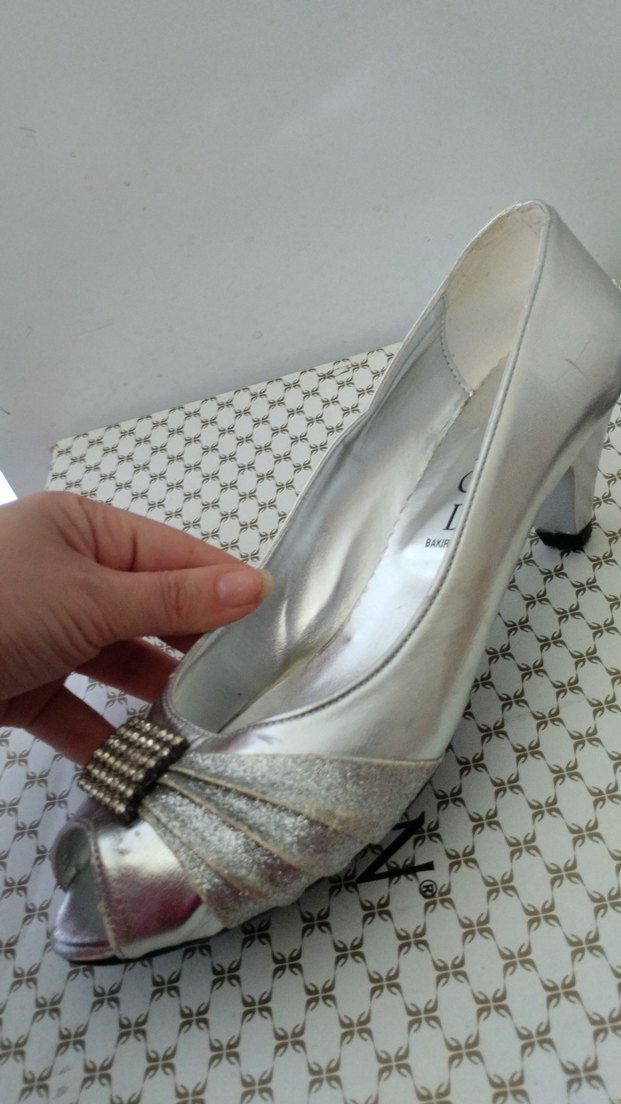 Gri Metalik Tokalı Kadın Topuklu Ayakkabı - Görsel 2